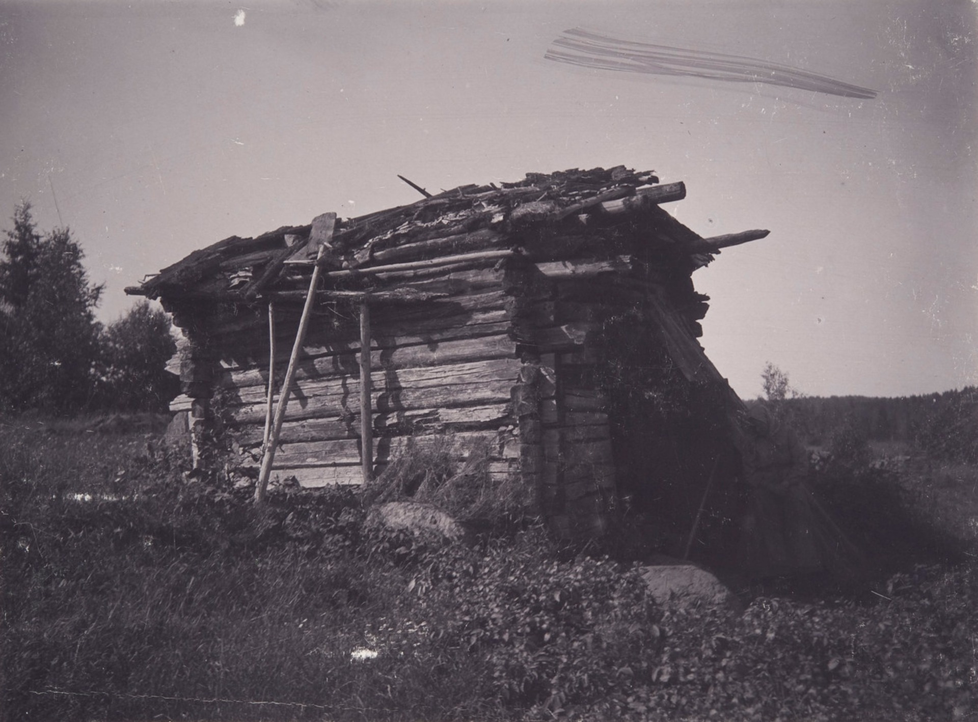 Eeva Stiina Kanalan savupirtti Lammilla Heikel, A. O., kuvaaja 25.07.1908, Kansatieteen kuvakokoelma, Museovirasto, savupirtti Lossan maalla Palosten kylässä Lammilla. uuni suu perällepäin, lauta-ikkuna sisältä, mutta lasi lisäksi ulkona. Pirtin edessä perunakuoppa. Varsinkin porstua kummallisesti paikattu, pönkitetty.