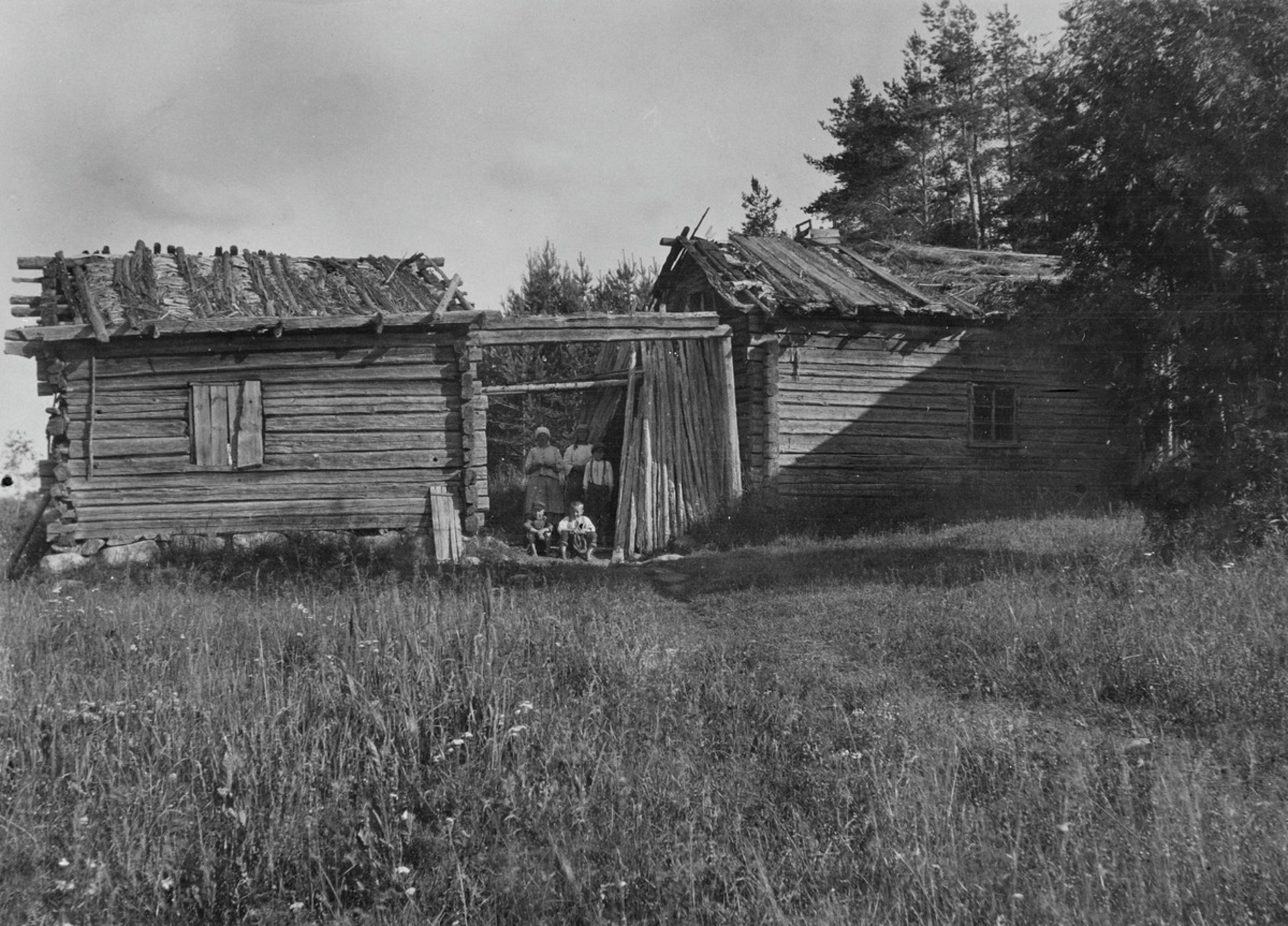 Akaatta Lappalaisen savupirtti, vasemmalla puolella asutaan, oikeaa puolta pidetään aittana Rytkönen, Ahti, kuvaaja 1927 Kansatieteen kuvakokoelma, Museovirasto
