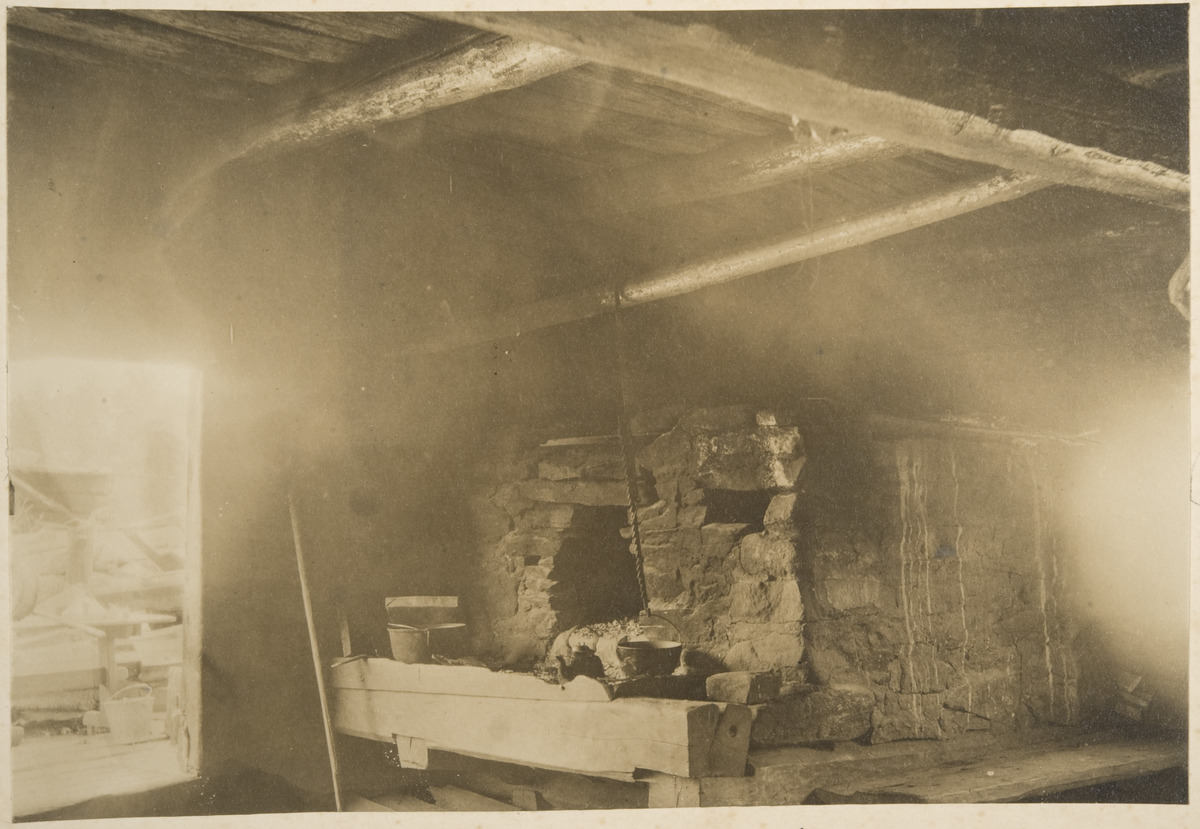 savutupa noin vuodelta 1830 Leppävirran Vehkasalossa Sirelius, U. T., kuvaaja 1912, Museovirasto, Kansatieteen kuvakokoelma