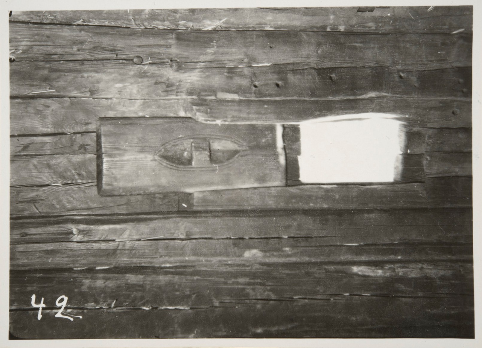 hirsirakennuksen liukuva ikkunaluukku aukiasennossa Rytkönen, Ahti, kuvaaja 1928, Museovirasto Kansatieteen kuvakokoelma