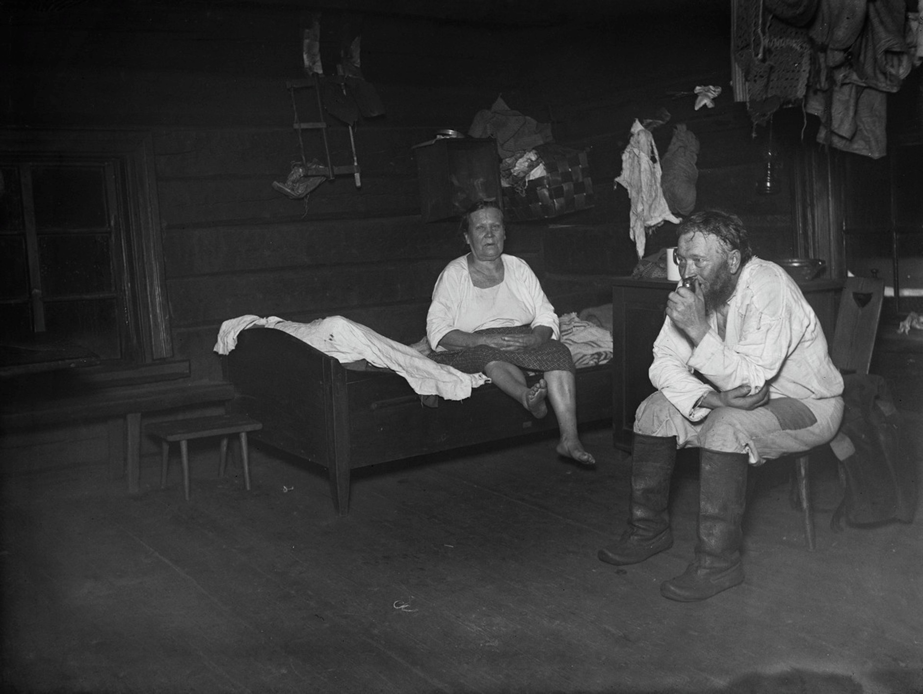 iltahetki Vatalan savupirtissä Rytkönen, Ahti, kuvaaja 1927, Museovirasto Kansatieteen kuvakokoelma. Kuvassa Mari Ruotsalainen os. Rönkä sekä Pekka Ruotsalainen