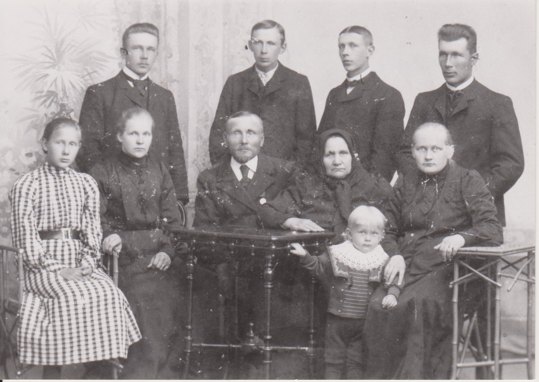 Vasen takaa: Eljas, August, Kalle ja Pekka. Vasen alarivi: Stiina, Eeva os. Niskanen, Heikki, Loviisa os. Mäcklin, Hilda os. Saastamoinen sekä poika Lassi