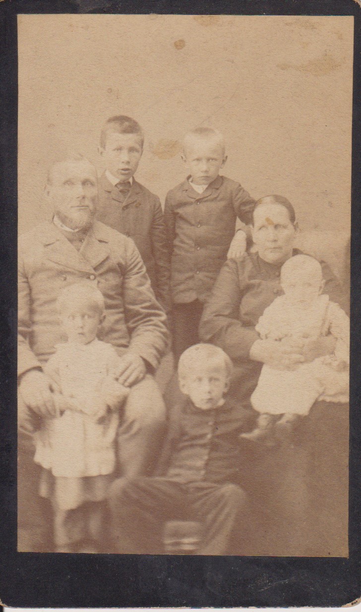 Heikki, Loviisa, Pekka, Eljas, Kalle, August ja Stina Pesonen 1892