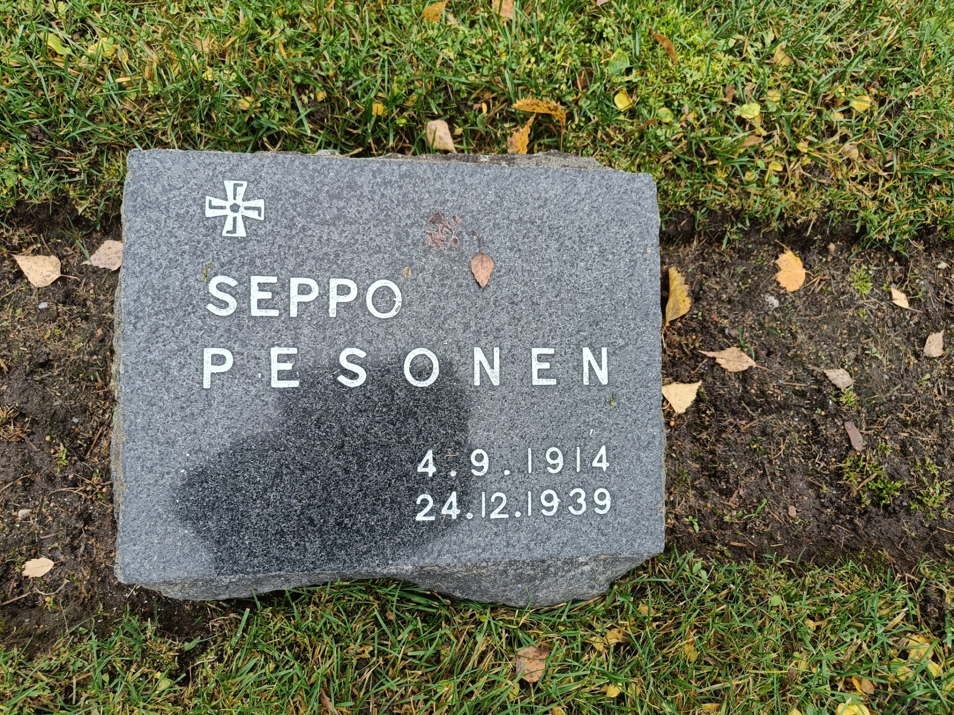 Seppo Pesosen hautakivi Kuopion sankarihautausmaalla